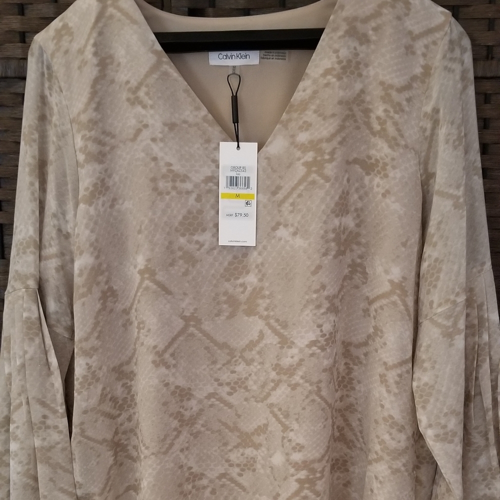 Calvin Klein women's pleated blouse latte M